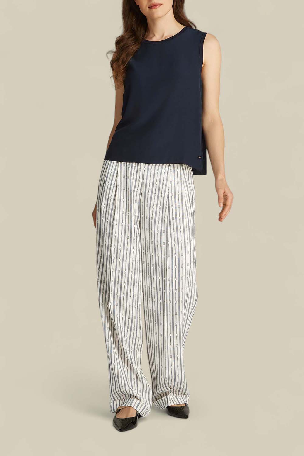 תמונת כל הלוק של מכנסיים משוחררים